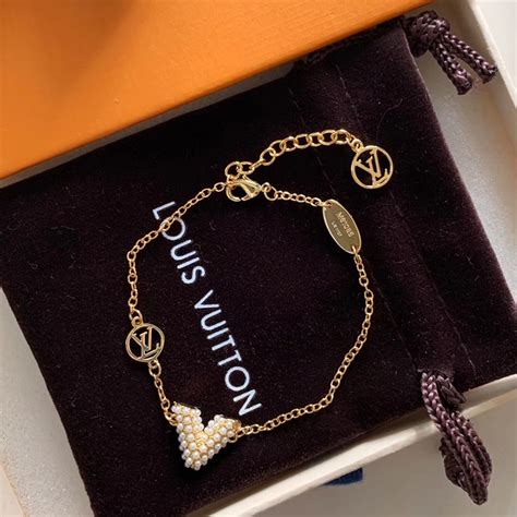 lv essential v bracelet